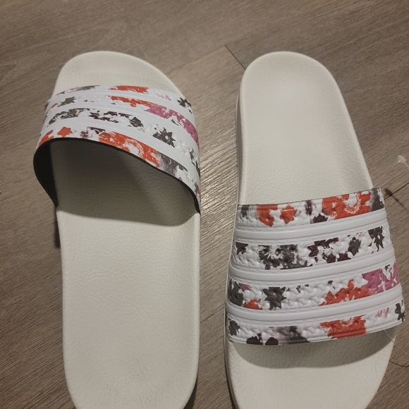 Adidas Adilette Sliders - Picture 6 of 6